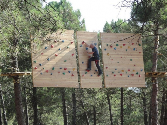  Panneaux simulant un mur d'escalade 